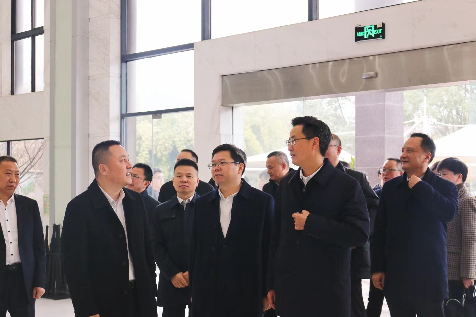 黄冈市委书记陈伟一行莅临w66利来电气调研领导